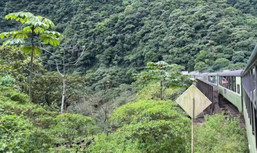 Além do passeio de trem, o rio se enche e parece ainda mais a cidade italiana 