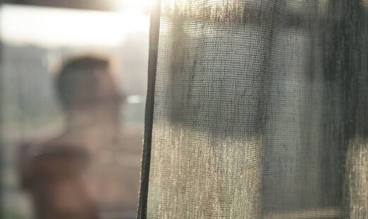 Modelo de tela plissada pode ser recolhido lateralmente e quase desaparece na moldura da janela