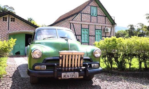 Inspirado em soluções usadas na Segunda Guerra Mundial, o sistema de gasogênio transforma a queima de madeira em gás combustível.