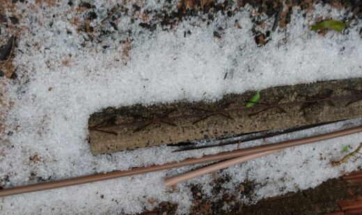 Pedras de gelo cobriram parte do chão e chamaram a atenção dos vizinhos