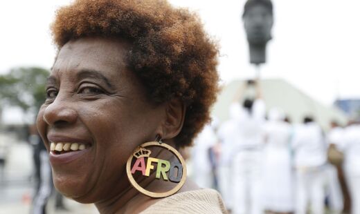 Mulher participa de ato do Dia da Consciência Negra