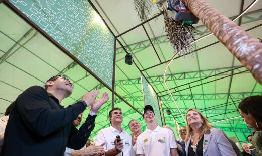 Helder Barbalho testa robô usado para facilitar a colheita de açaí