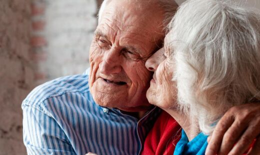 Estudos mostram que o "cheiro de idade" é real e pode começar mais cedo do que você imagina, mas não é falta de higiene