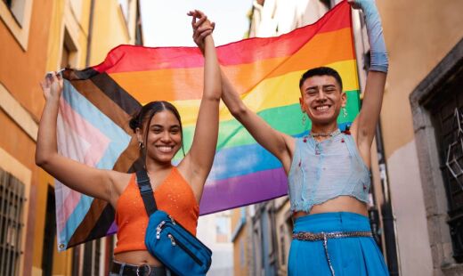 A linguagem da comunidade LGBTQIA+ reúne gírias que contam histórias de resistência e identidade, mostrando como cultura e vivência influenciam o vocabulário
