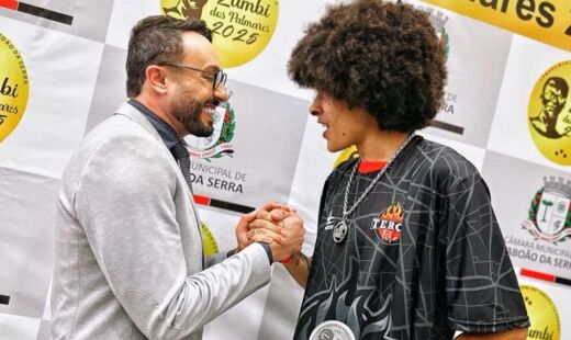 Bressan durante cerimônia com o rapper Magrão