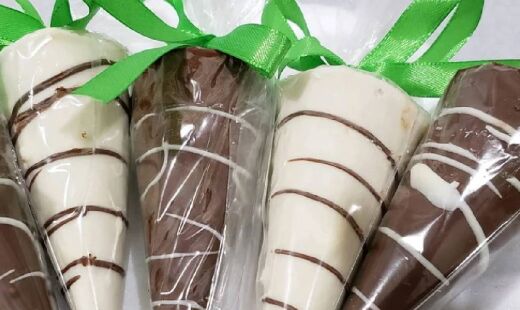 Durante as aulas, os participantes irão aprender diversas técnicas de confeitaria, decoração natalina e maquiagem