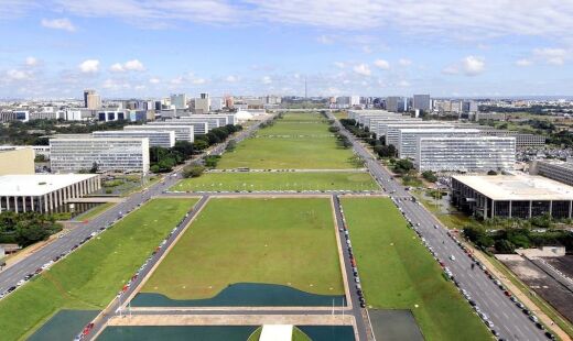 Três pessoas ficaram feridas após explosão em subestação; vídeo mostra fumaça tomando o prédio