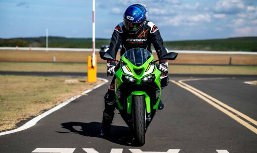 Para Roberto Falkenstein, consultor da área de tecnologias da Pirelli para a América Latina, o motociclista deve evitar também misturar tipos diferentes de pneus