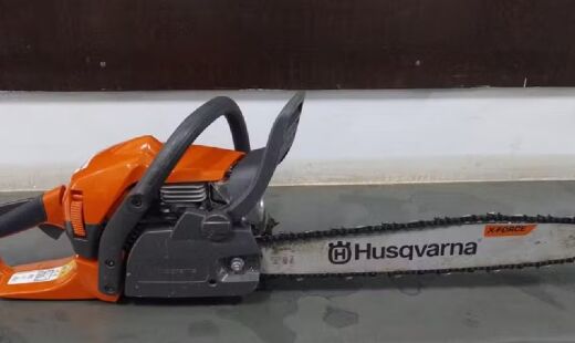 Suspeito aparece segurando a motosserra ligada com as duas mãos e avançando várias vezes contra clientes 