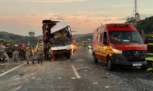 Sete pessoas ficaram presas às ferragens e precisaram ser retiradas pelas equipes de resgate