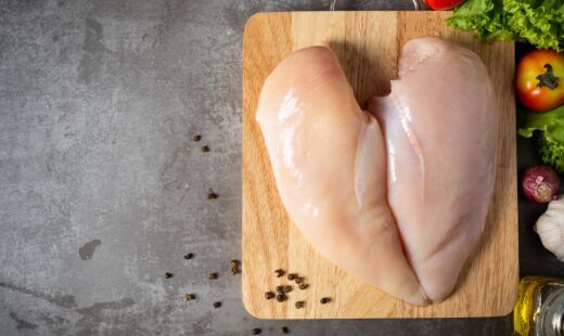Est&aacute; enjoado de comer peito de frango? Confira os melhores substitutos para ele