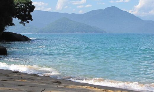 Descubra um recanto secreto em Ubatuba, onde as águas são calmas e transparentes