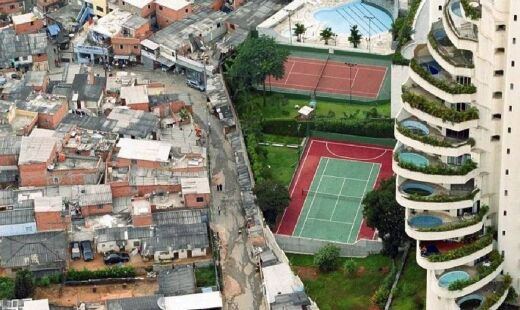 Essa imagem figura diversos livros de geografia