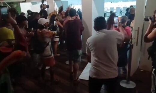 Manifestantes passaram pelas portas do pavilhão, mas a tentativa de acesso forçado ao local foi frustrada pela ação dos seguranças do evento