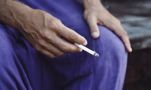 Rotinas aparentemente inofensivas trazem riscos comparáveis ao tabagismo.