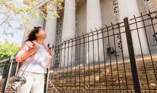 A tendência vai além do "fica bonito": o vidro de segurança protege sem escurecer, resguarda sem aprisionar e moderniza a fachada sem pesar no visual.