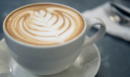 Especialistas recomendam consumir café após o pico de cortisol para prolongar o estado de alerta