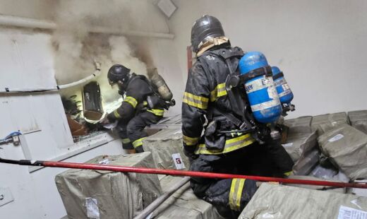 Corpo de Bombeiros informou que o fogo está controlado, mas não extinto