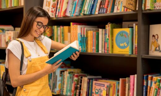 Em tempos de leituras rápidas nas telas, as livrarias de rua seguem como lugares de encontro, descoberta e conversa.