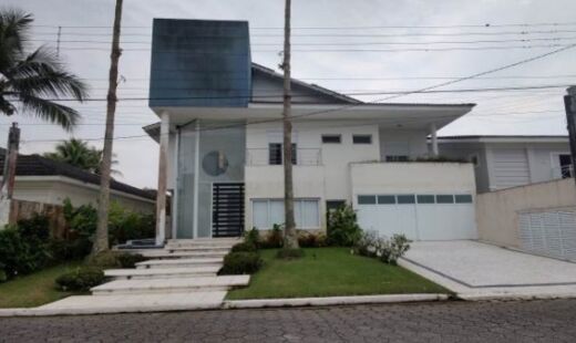 Casa de luxo tem sete quartos, oito banheiros e mil metros quadrados