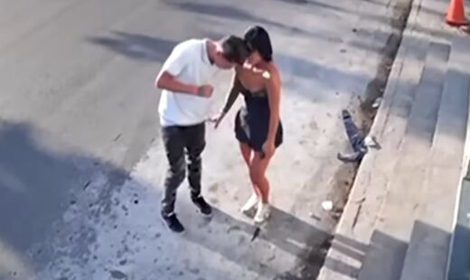 Mulher pouco antes de ser atropelada e arrastada pela Marginal do Tietê, em São Paulo