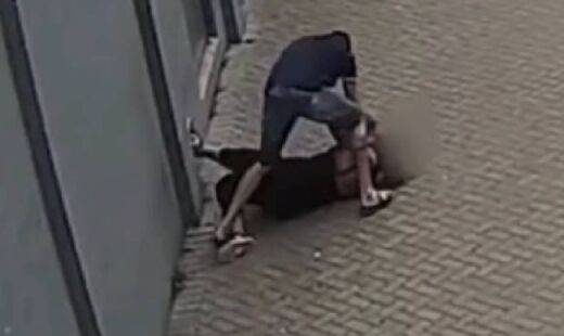 Imagens mostram o agressor abordando a vítima na calçada, arrastando-a até um muro e iniciando as agressões