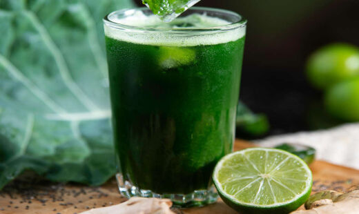 Rico em fibras e vitaminas, o suco verde de OPN e limão é um aliado poderoso no combate à anemia e na regulação do intestino
