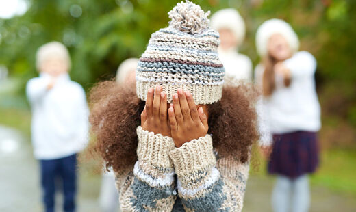 Se a escola não enfrenta o racismo, ela o alimenta; se não protege as crianças negras, ela as entrega