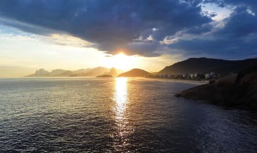Entenda como o avanço do oceano e ressacas intensas põem em xeque uma das praias mais simbólicas do país