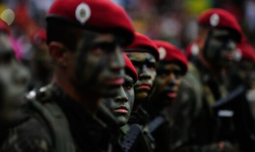Conforme estabelece a Constituição Federal, o alistamento é obrigatório e o jovem em situação irregular com o Serviço Militar fica impedido de tirar passaporte ou assumir cargos no serviço público, por exemplo