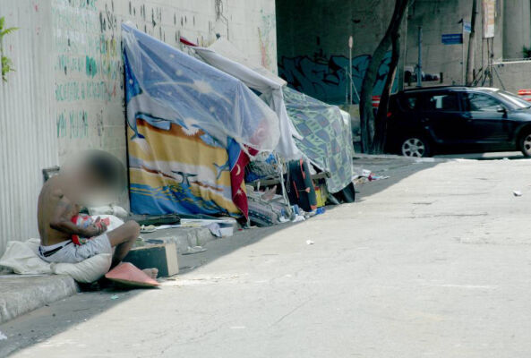 Sem-tetos em barracas improvisadas para moradia na rua Barão do Jaceguai; rua é cortada pela avenida Roberto Marinho