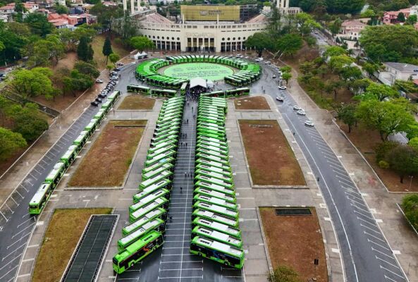 Veículos novos são equipados com ar-condicionado, tomadas USB para recarga de dispositivos móveis e Wi-Fi