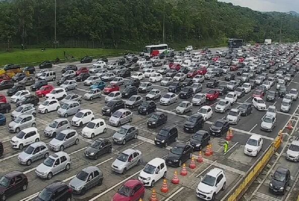 Tráfego está intenso em diversos trechos do Sistema Anchieta-Imigrantes