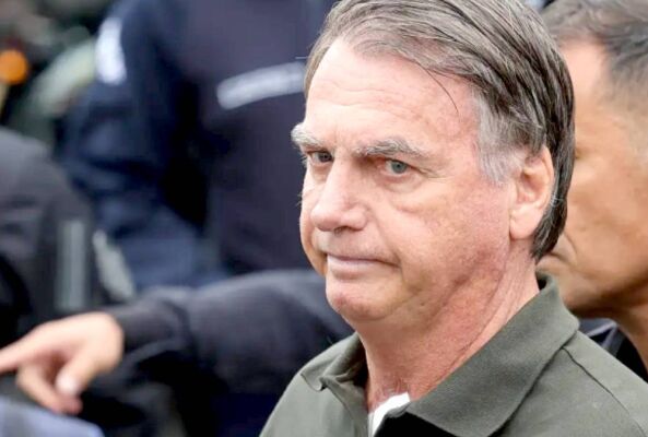 Decisão ocorre após o ex-presidente admitir ter danificado equipamento de monitoramento