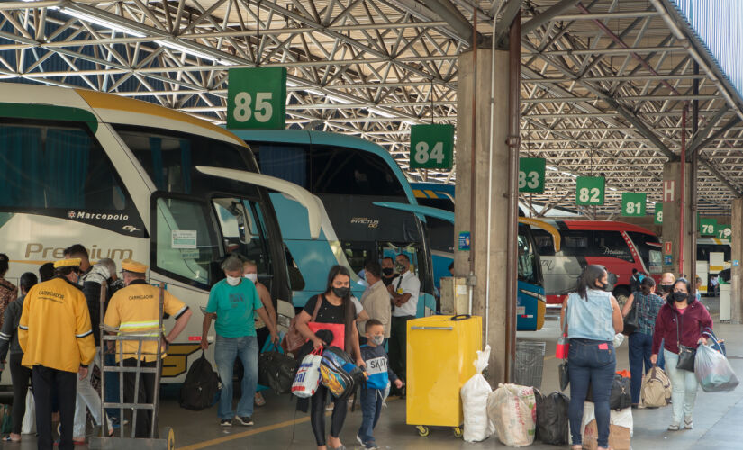 Movimento de passageiros na rodoviária do Tietê, em SP