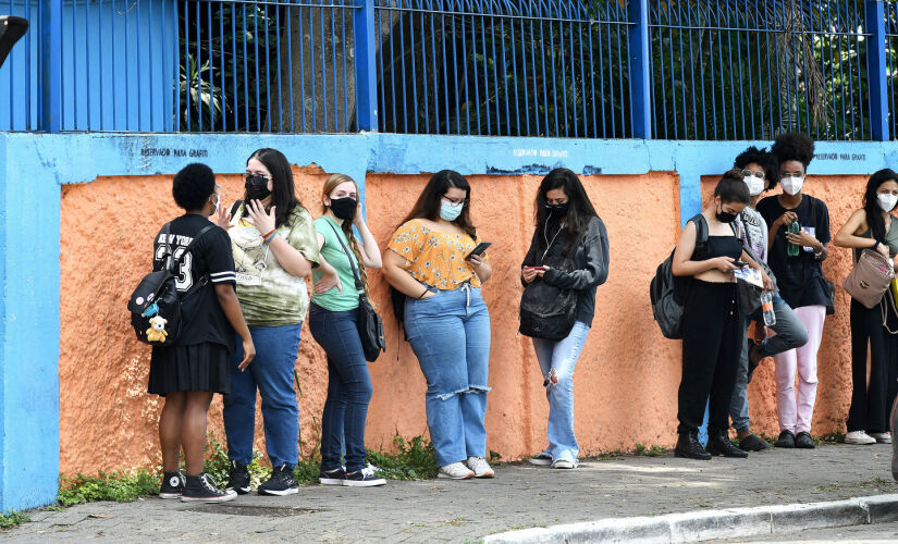 Alunos em frente a uma escola, em São Paulo