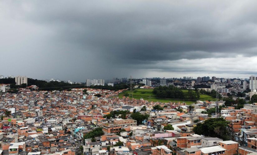 Vista de céu nublado e chuva em regiões de São Paulo