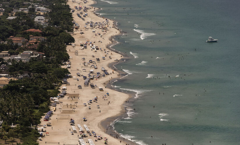 Turistas aproveitam o dia de sol na praia de Maresias, litoral norte de São Paulo, durante feriado de carnaval