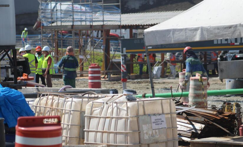 Trabalhos no canteiro de obras para a construção da futura estação Vila Formosa da Linha 2-Verde do Metrô de São Paulo