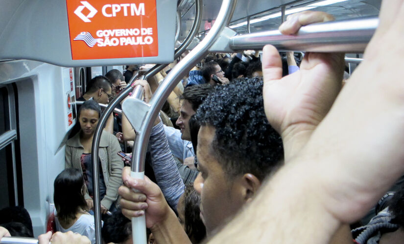 Passageiros em trem da CPTM