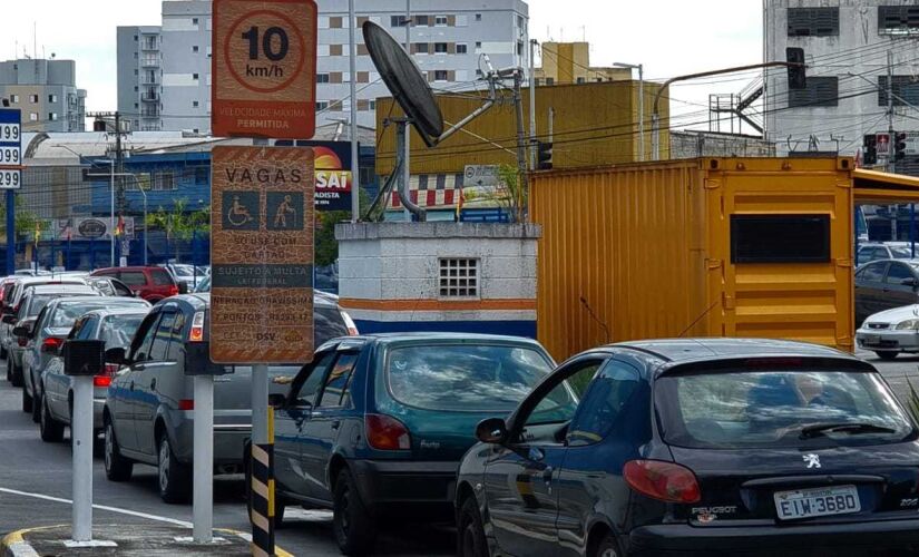 Fila em posto de combustível do Assai em São Paulo nesta quinta (10)