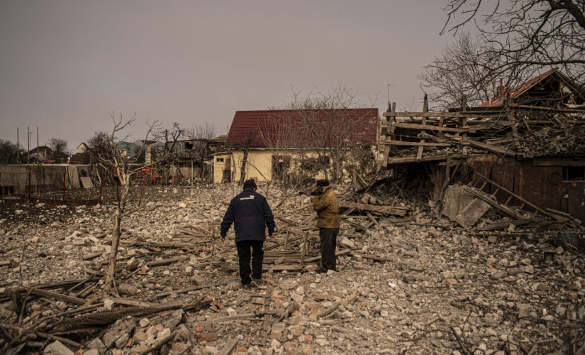 Destruição causada pelos ataques russos em Baryshivka, cidade localizada à 70 km ao norte de Kiev, na Ucrânia