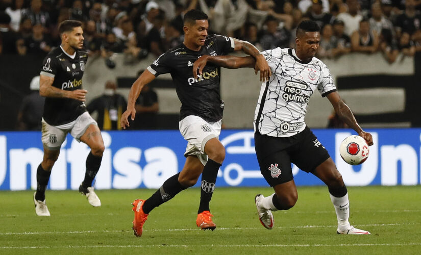 Jô durante partida entre Corinthians x Ponte Preta 