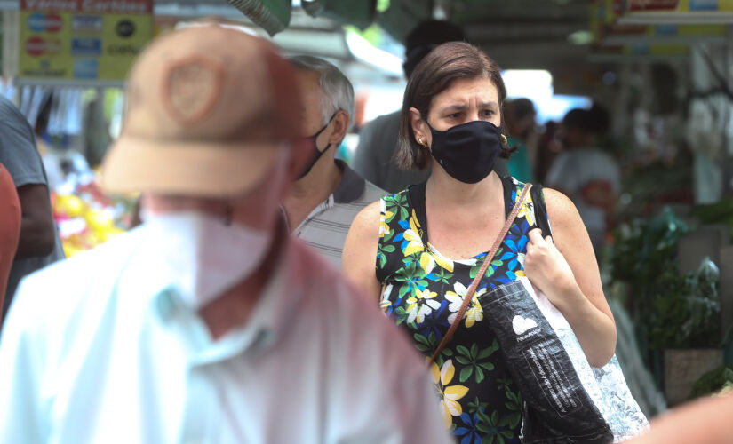 Algumas pessoas seguem usando máscaras em SP, mesmo com as recentes flexibilizações