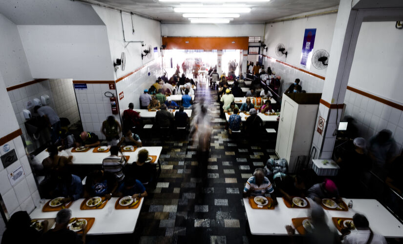 Pessoas almoçam em restaurante da rede Bom Prato