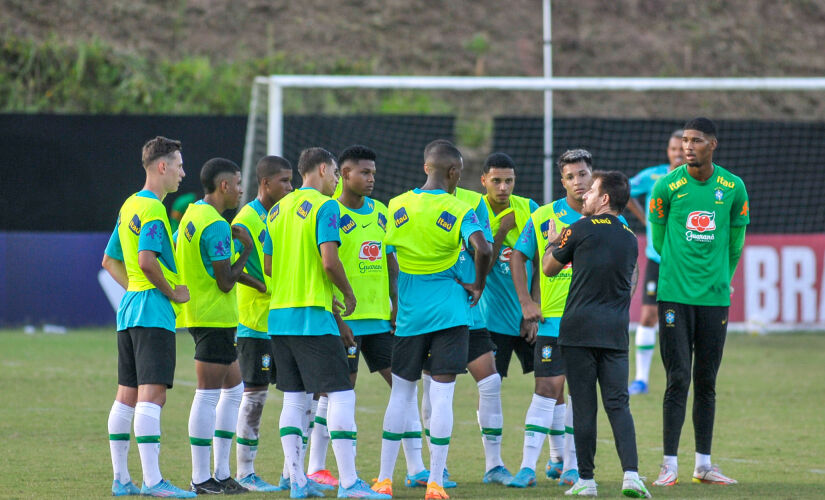 Treino da seleção brasileira sub-19, realizado no barradão, em Salvador, na tarde desta segunda-feira, 21