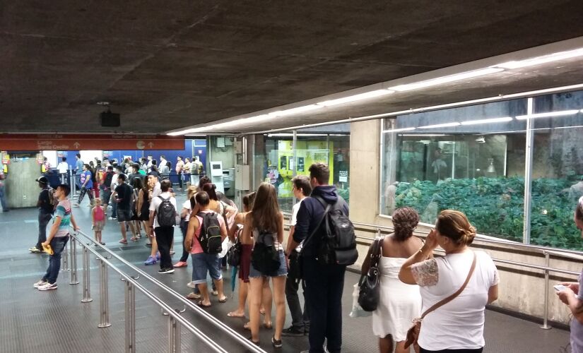 Passageiros fazem fila na estação Santa Cecília para comprar bilhete após problemas nas máquinas de recarga de cartões de transporte