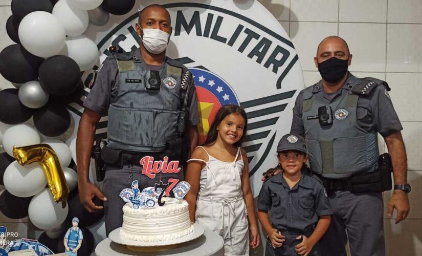 Lívia completou 7 anos com festa temática da PM