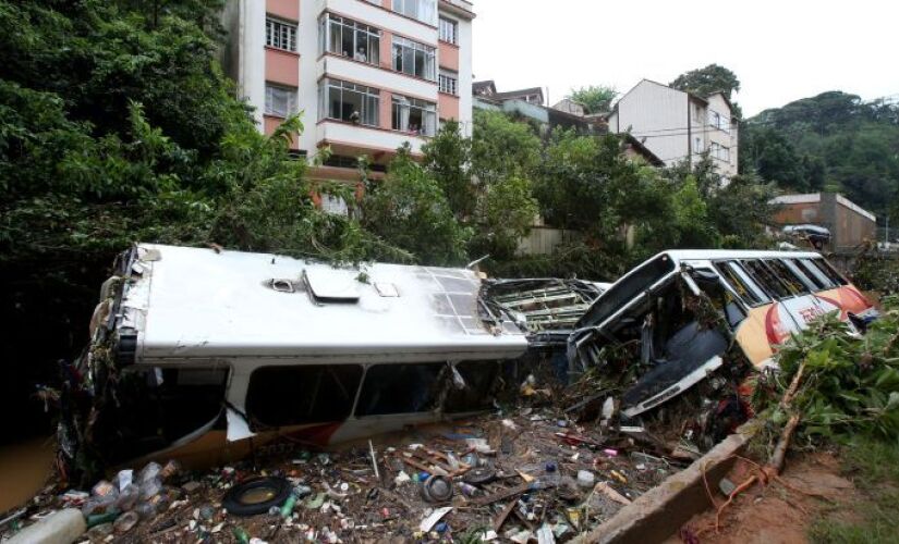 Veículos arrastados pela enchente que atingiu o município de Petrópolis, na região serrana do Rio de Janeiro