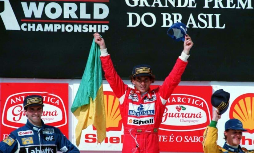 O piloto Ayrton Senna comemora sua vitória no GP Brasil de Fórmula 1 Autodrómo de Interlagos